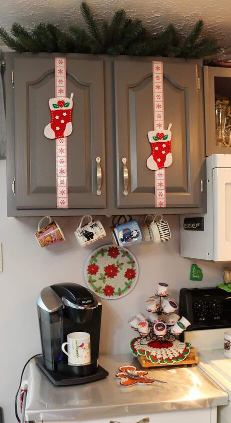 decoracin navidea de fieltro en el armario de la cocina