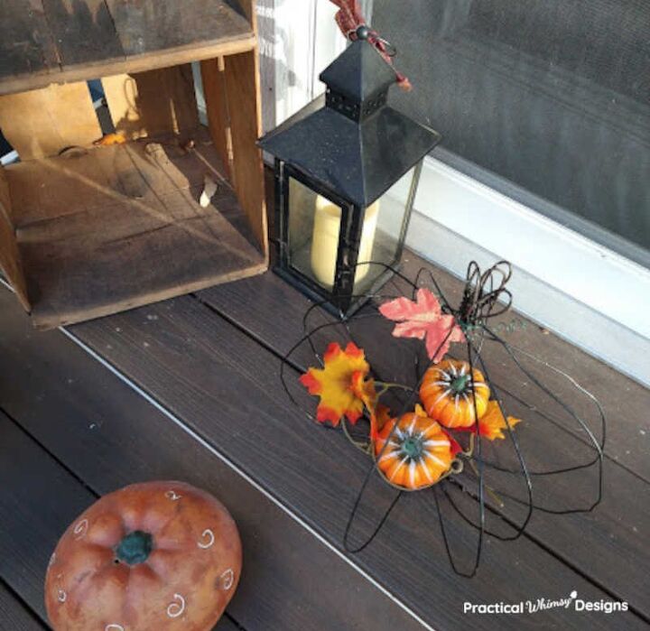 decorao de outono para a pequena varanda, Caixa de madeira caba a de arame e l mpada no degrau