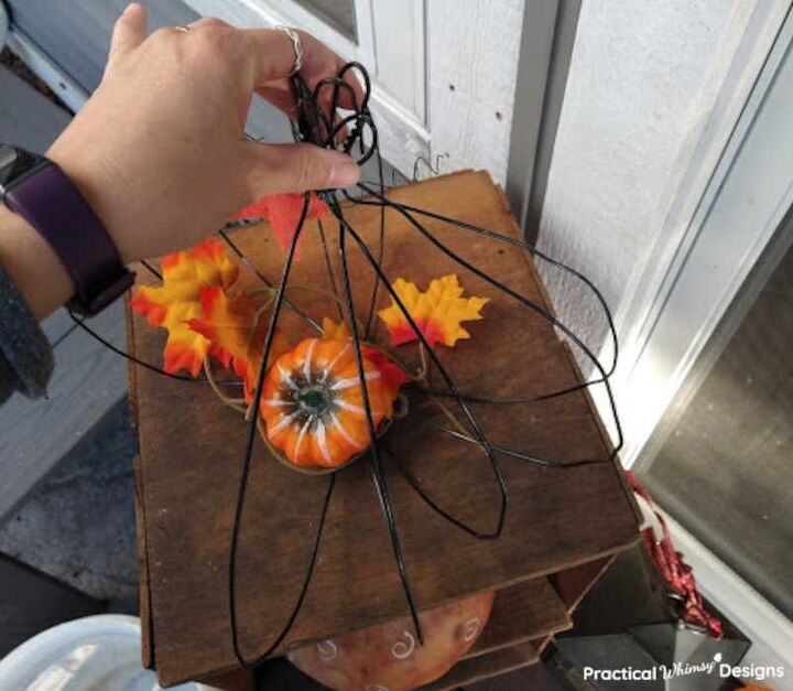 decorao de outono para a pequena varanda, Ab bora de arame colocada m o na gaveta
