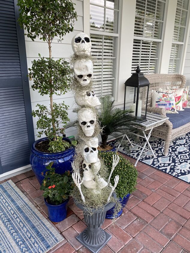 s grab a trash bag and googly eyes for these creepy halloween ideas, This terrifying skull topiary
