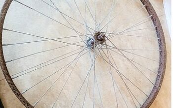  Um pneu de bicicleta ganha vida como uma teia de aranha nesta lareira de Halloween