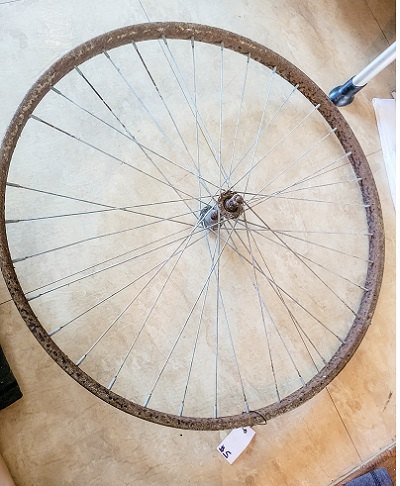 um pneu de bicicleta ganha vida como uma teia de aranha nesta lareira de halloween