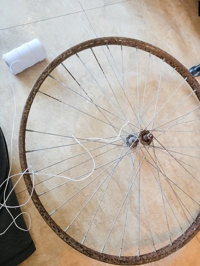 um pneu de bicicleta ganha vida como uma teia de aranha nesta lareira de halloween
