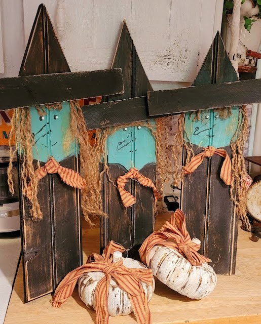 simpticas brujas de halloween hechas con trozos de madera