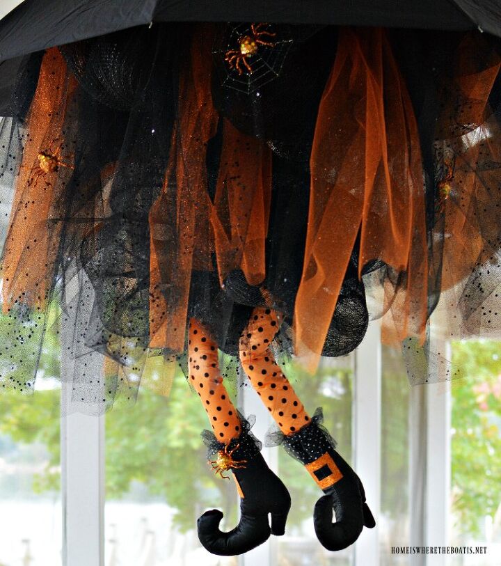 14 maneiras de tornar sua varanda mais assustadora do que no ano passado, Crie uma bruxa de guarda chuva flutuante para o Halloween