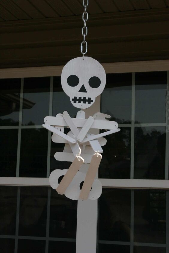 14 maneiras de tornar sua varanda mais assustadora do que no ano passado, Decora o de Halloween de esqueleto de madeira fa a voc mesmo