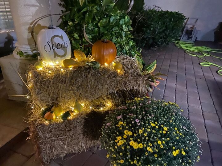 decoracin de la puerta de otoo con balas de heno y luces de hadas