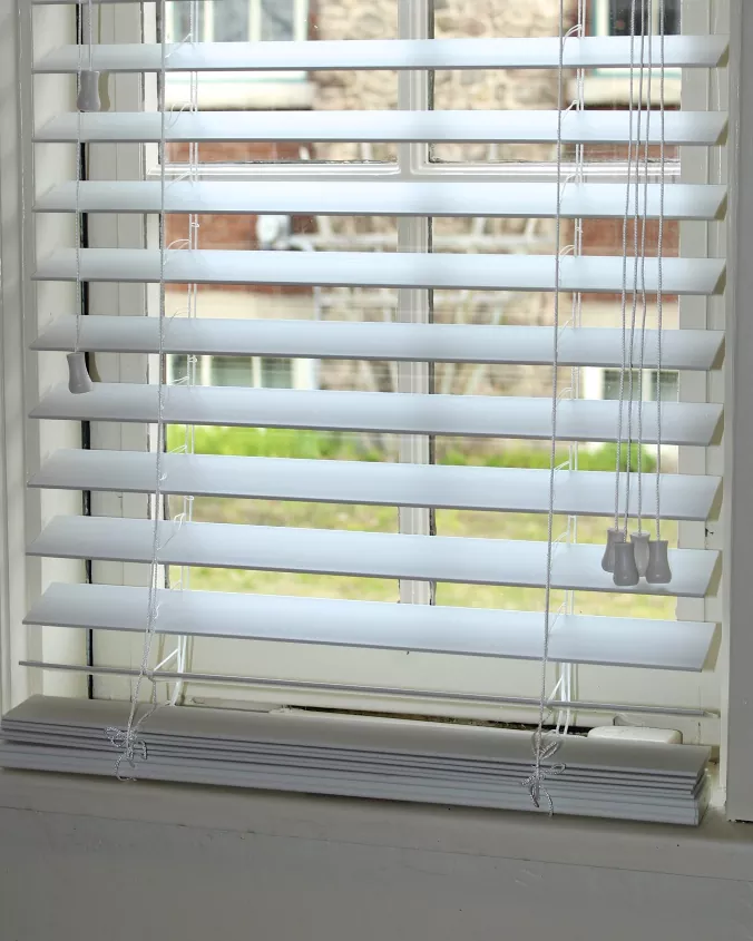 how to clean blinds quickly and easily, open white blinds