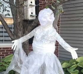 10 ideas creativas para el porche que debes copiar antes del 31, Tutorial de fantasma con cinta de embalar Espeluznante decoraci n de Halloween DIY