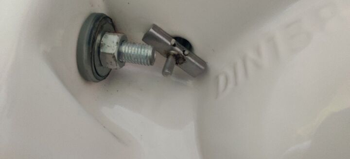 q toilet lid nuts do nothing when turning