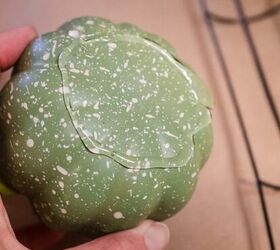 She uses just 2 things to make one of the coolest fall wreaths (maybe ever!)