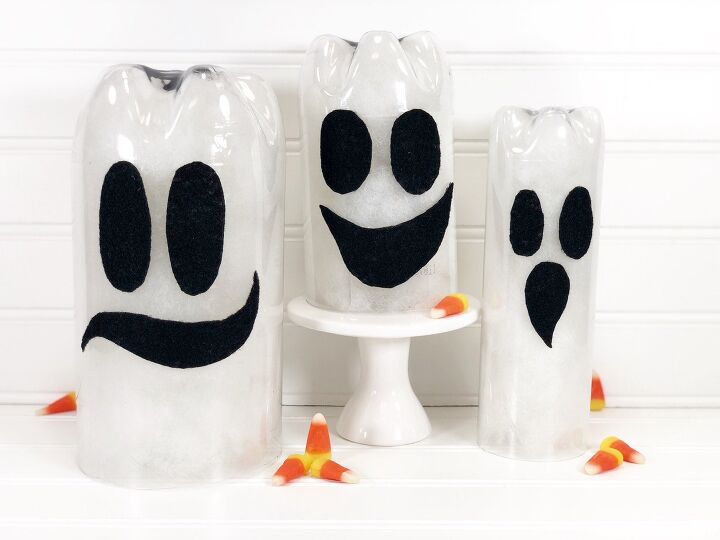 11 ideas de ltima hora para tu fiesta de halloween, Fantasmas de botellas de pl stico recicladas