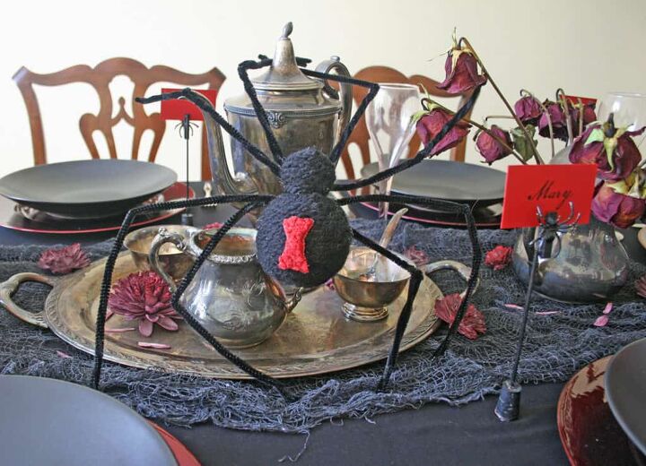 s 11 last minute ideas for your halloween party, A large creepy crawly spider