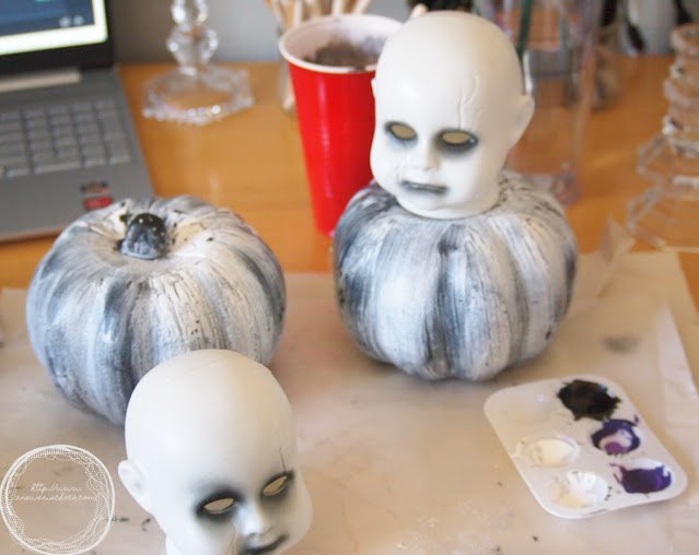 halloween calabazas con cabezas de muecas enjoyadas