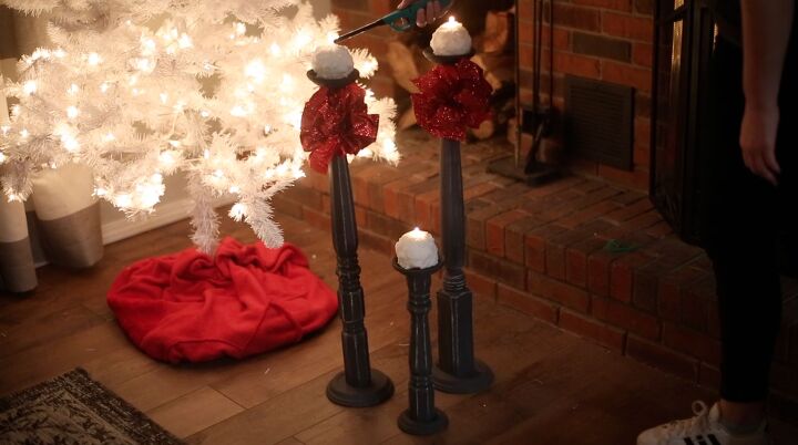 9 maneras ingeniosas de fingir una decoracin navidea de alto nivel en tu casa, Finge estos preciosos candelabros de Pottery Barn