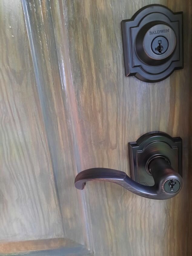 antiguo frente de acero de la puerta makeover, A adido nuevo hardware de la puerta