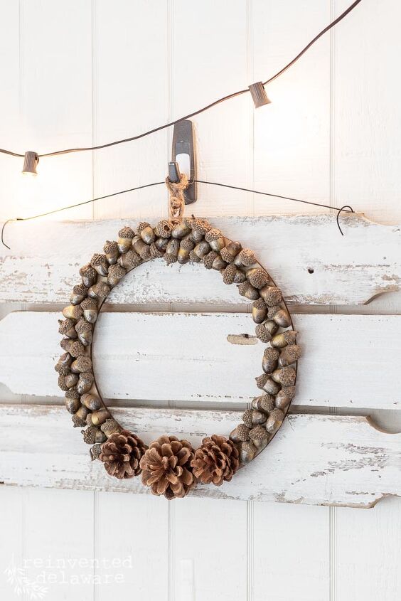 s 16 wild ways people are using pine cones this season, Her shimmering acorn wreath