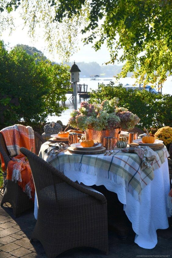 centro de mesa fcil con hortensias y mesa de otoo al aire libre