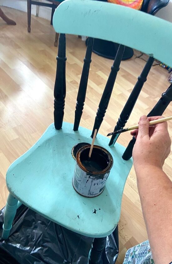 cmo transformar una silla vieja en una pieza de patchwork, Pintando la silla