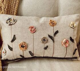 20 bricolajes floridos que animarn tu casa en invierno, Almohadas decorativas f ciles de hacer con tela de desecho