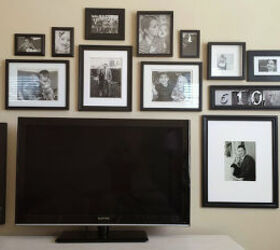12 maneras inspiradoras de decorar alrededor de un televisor, Pared de la galer a de TV en blanco y negro