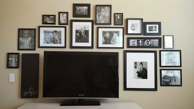 12 maneras inspiradoras de decorar alrededor de un televisor, Pared de la galer a de TV en blanco y negro
