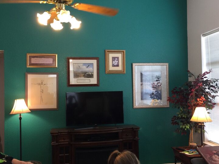 s 12 maneras inspiradoras de decorar alrededor de un televisor, Mystic Sea TV Gallery Wall