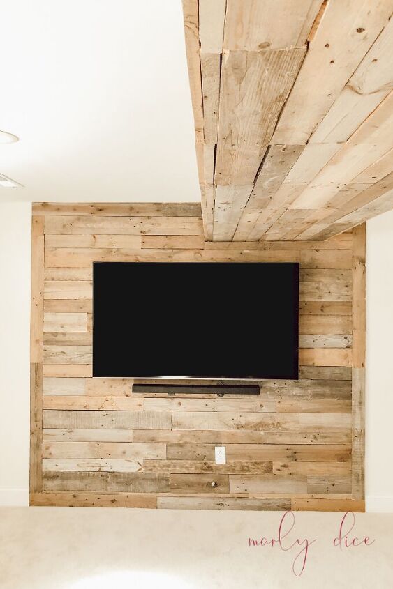 12 maneiras inspiradoras de decorar em torno de uma tv, Como construir uma parede de TV de paletes DIY