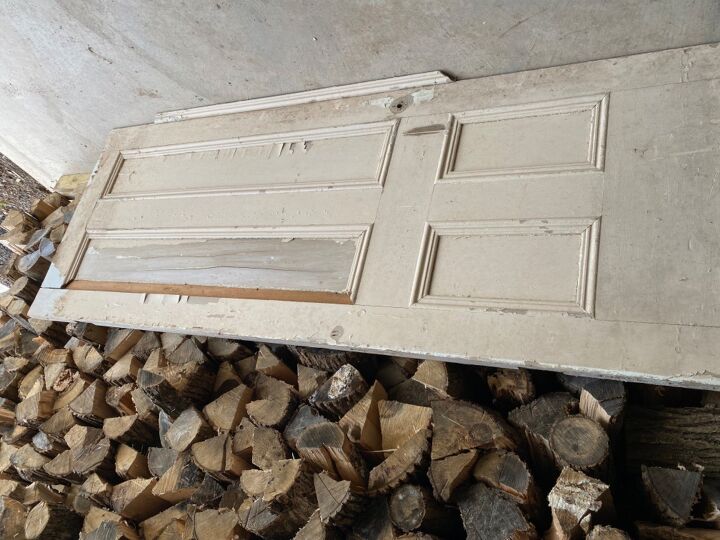reutilizacin de una vieja puerta de madera para convertirla en cuatro piezas de