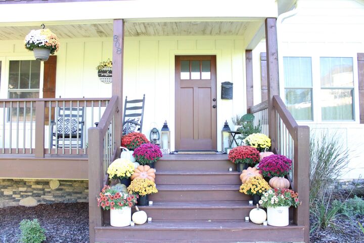 trucos y consejos para decorar un porche de otoo, Me encanta la forma en que los crisantemos y las calabazas se unen en los escalones del porche delantero para crear una entrada oto al acogedora