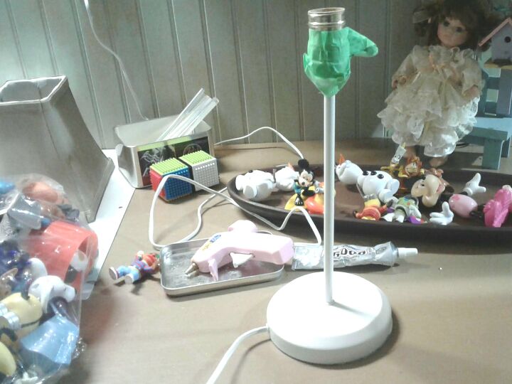 reciclagem de brinquedos infantis para criar uma luminria de quarto personalizada, planejando o visual