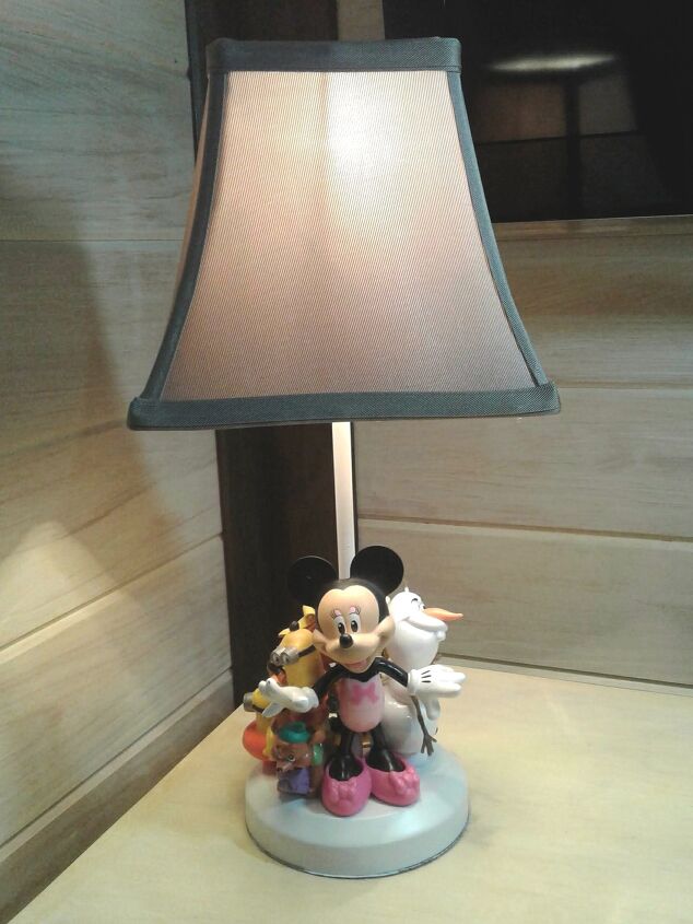 reciclagem de brinquedos infantis para criar uma luminria de quarto personalizada, O centro das aten es da turma da Disney
