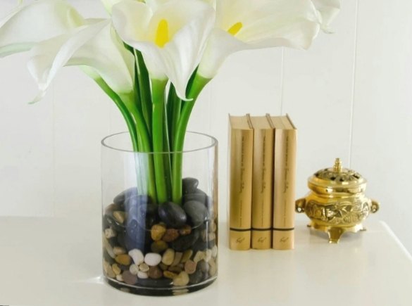 hortalias artificiais colocadas em um vaso de vidro com epxi, gua e seixos falsos A