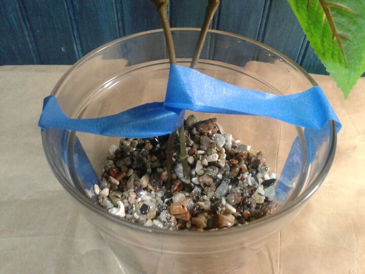 hortalias artificiais colocadas em um vaso de vidro com epxi, Hastes coladas no lugar