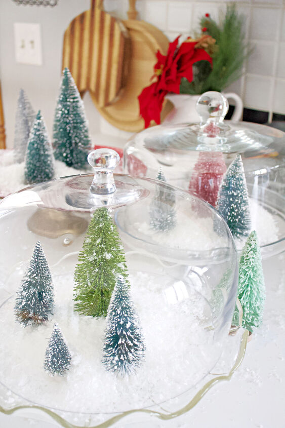17 ideas llamativas que te ayudarn a planificar una bonita navidad, Terrario de Navidad con rboles de Navidad de cepillo de botella