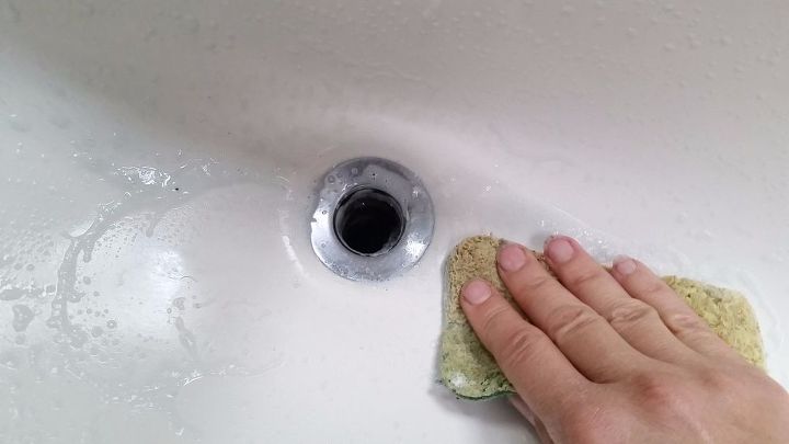 How to Unclog a Bathtub Drain Easily