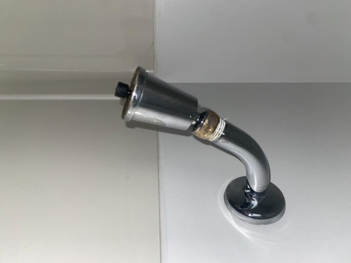 q how to remove this showerhead need help please