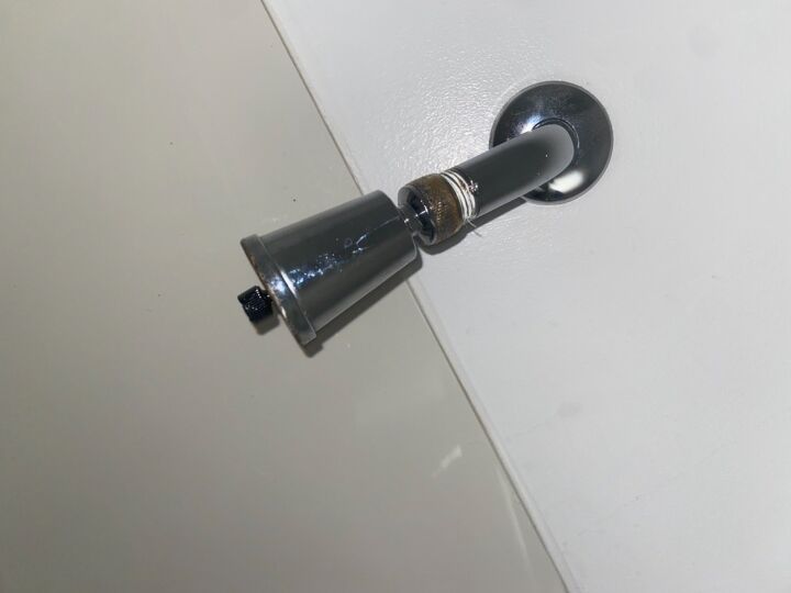 q how to remove this showerhead need help please