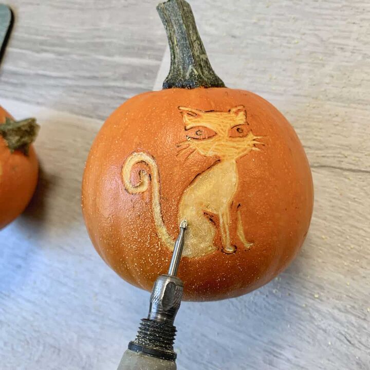 tallar un mini gato de calabaza para halloween