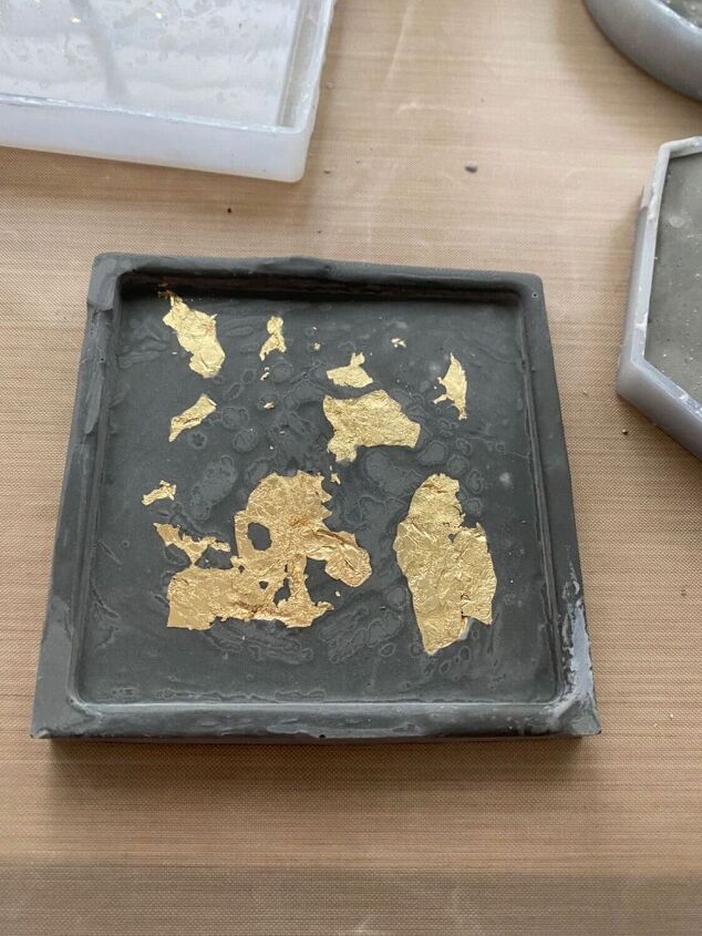 como hacer posavasos de cemento con detalles de lamina de oro metalica idea de