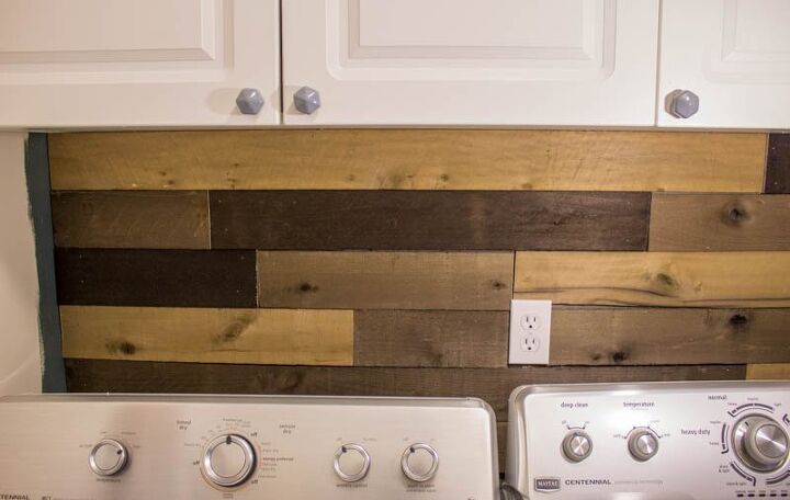 13 ideias de lavanderia pequenas que so lindas e funcionais, Como construir uma parede de madeira de palete r stica em um espa o pequeno