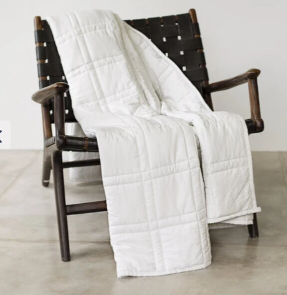 os 7 melhores cobertores trmicos para confortar dorminhocos quentes, cobertor de algod o branco ponderado para resfriamento colocado em uma cadeira de madeira