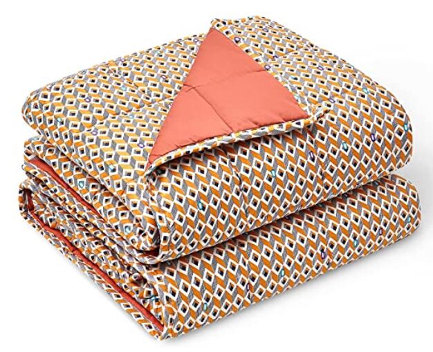 las 7 mejores mantas trmicas para confortar a los que duermen con calor, manta de enfriamiento naranja blanca y gris doblada