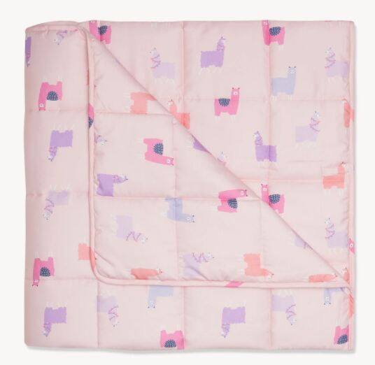 las 7 mejores mantas trmicas para confortar a los que duermen con calor, una manta rosa doblada con estampado de llamas