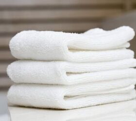 cmo decapar la ropa que est ms sucia de lo que cree, pila de tres toallas blancas dobladas