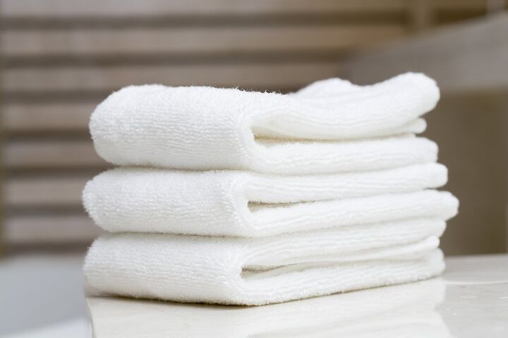 cmo decapar la ropa que est ms sucia de lo que cree, pila de tres toallas blancas dobladas