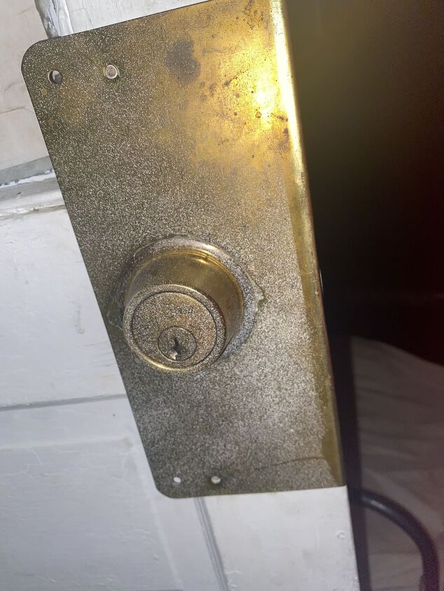 q how to remove this doorknob