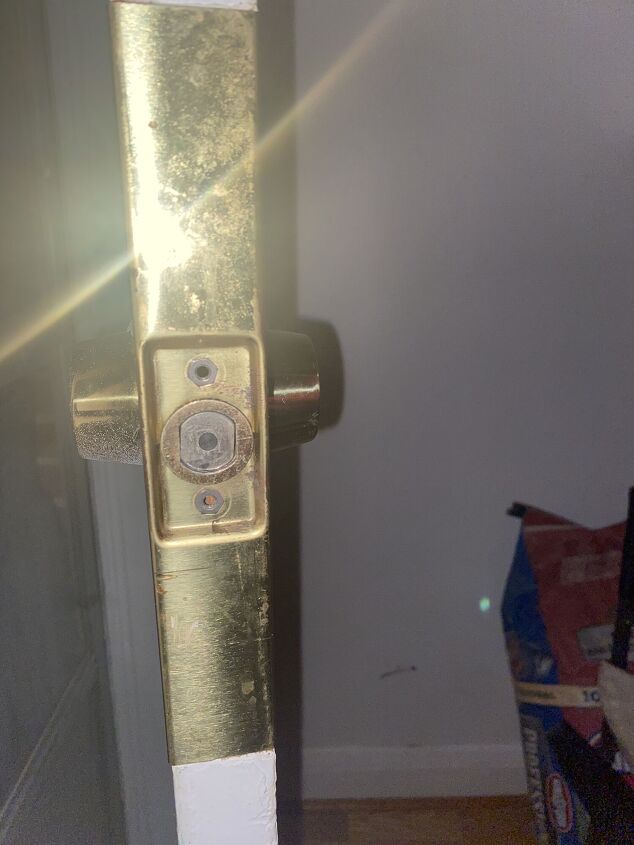 q how to remove this doorknob