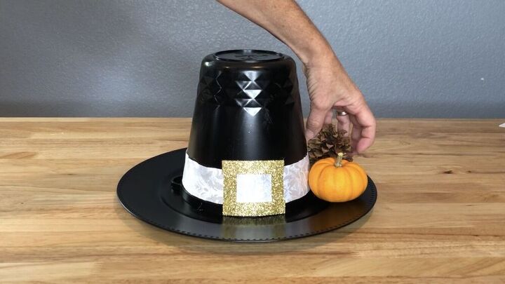 las 18 mejores formas de decorar la mesa de accin de gracias con poco presupuesto, Centro de mesa con sombrero de peregrino de Acci n de Gracias
