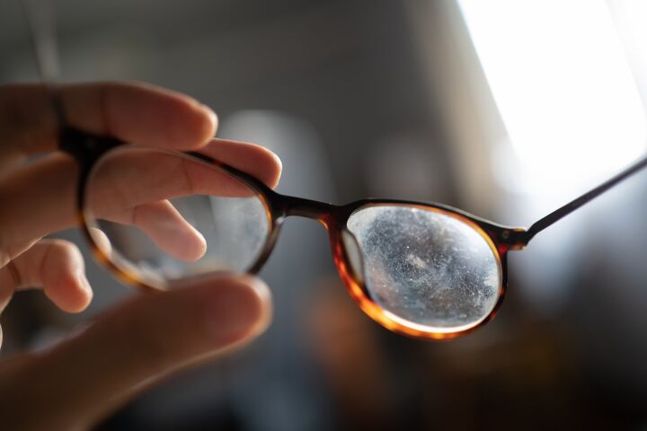 como eliminar aranazos del cristal de forma segura y eficaz, Gafas de montura marr n con ara azos en la lente